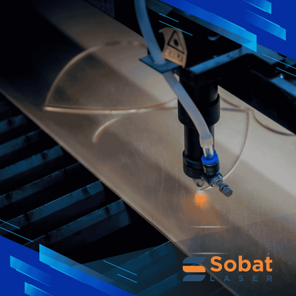 Mesin laser cutting CO₂ digunakan untuk pemotongan huruf timbul dan media akrilik pada industri advertising.