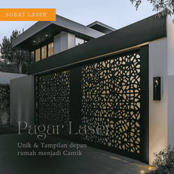 Bayangan cahaya artistik dari pagar laser cutting pada dinding rumah di malam hari.